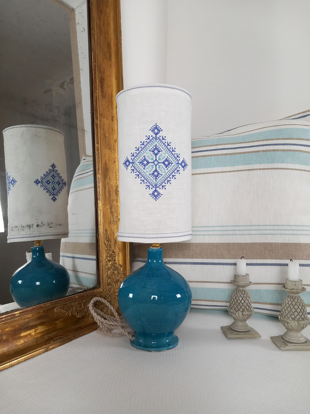 Lampe de table lin artisanal brodé d'un motif marocain bleu Majorelle - pied de lampe artisanal en céramique Française bleu Canard