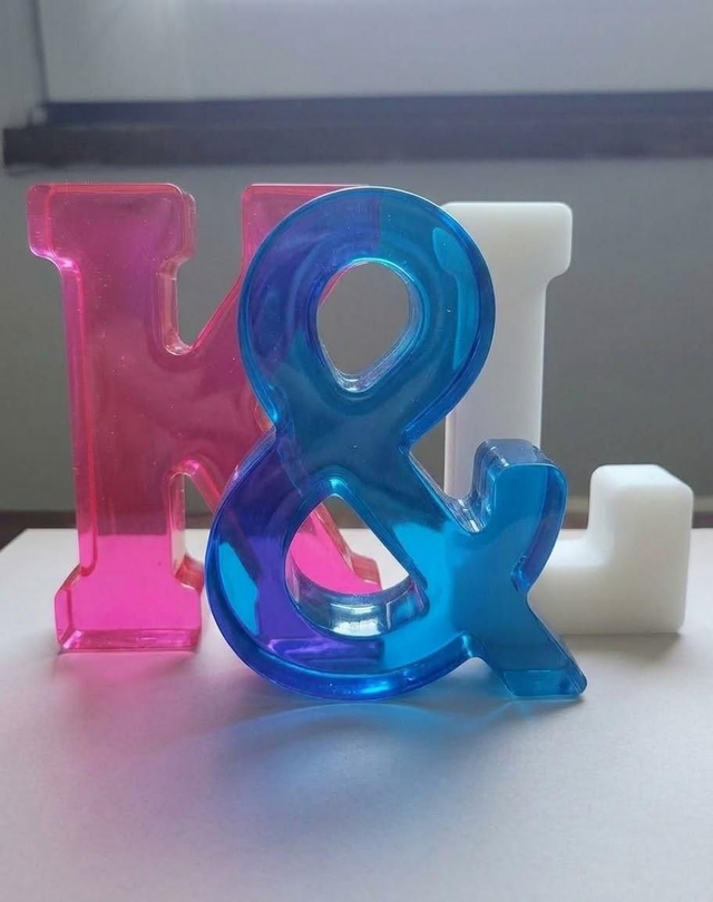 Lettre géante en résine époxy couleur unie transparente de 15,5cm