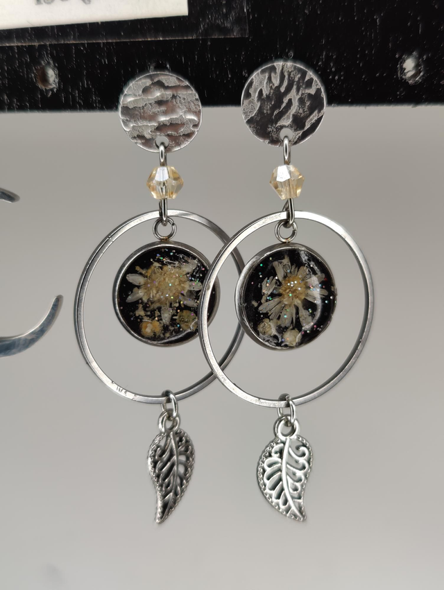 Boucles d&#039;oreilles en fleurs de pâquerettes naturelles et feuilles
