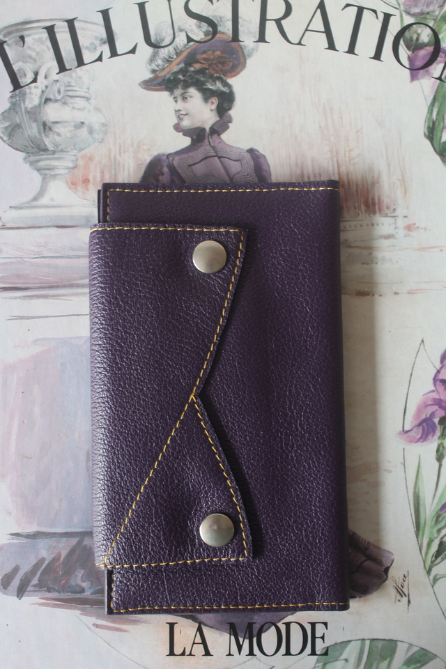 Portefeuille cuir chèvre grainé violet couture apparente fil jaune