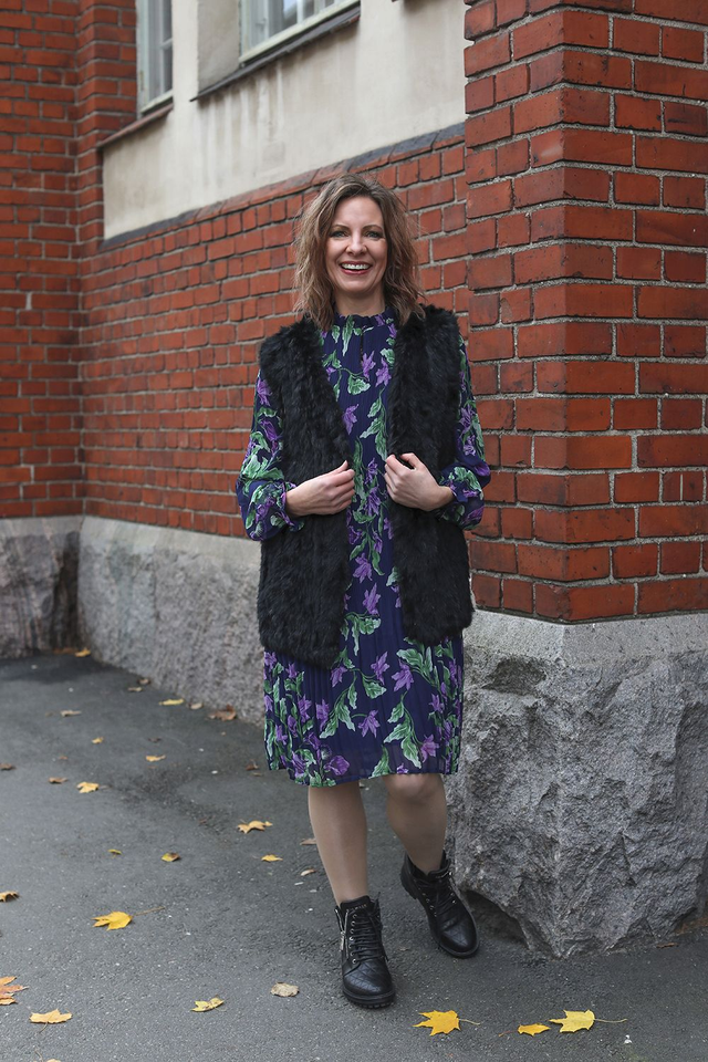 Rosenvinge musta pitkä, lantiomittainen, turkisliivi hakaskiinnityksellä