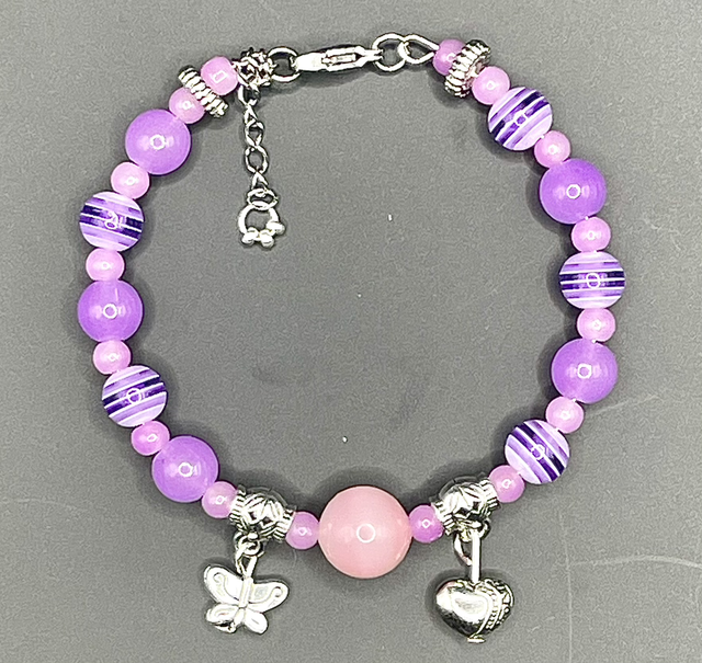 B139 - Bracelet perles verre violettes et breloques