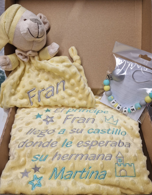 Manta bordada con frase,doudou y chupetero de silicona