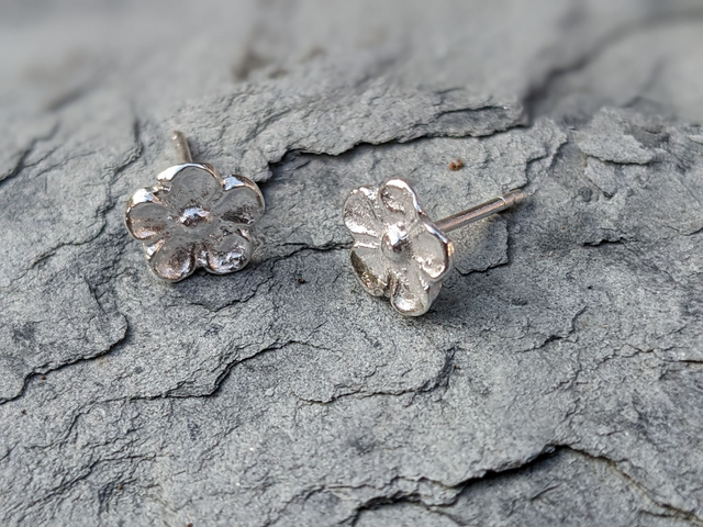 Medium Pretty Flower Earrings