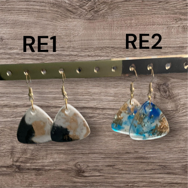 Boucles d'oreilles .. Tige dorée acier inoxydable & résine epoxy    Vendues par paire