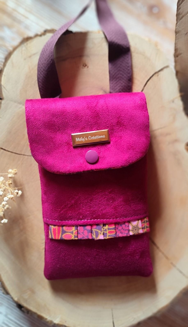 Porte téléphone en suédine fuchsia ✨
