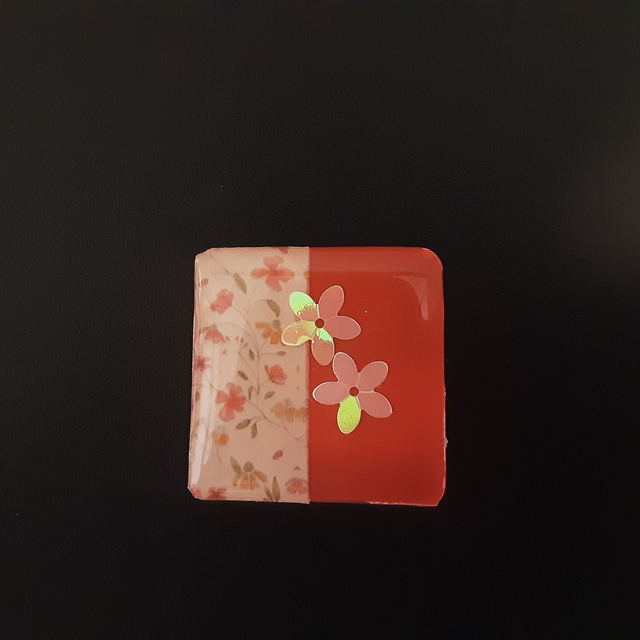 Broche petit carré collection floral fond rouge vermillon -bandeau floral petites fleurs délicates- fleurs scintillantes