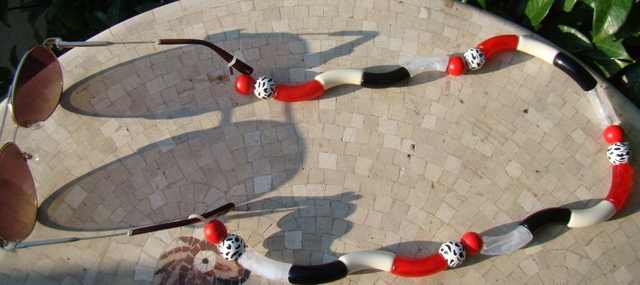 Attache lunettes en perles tubes incurvées Maanik