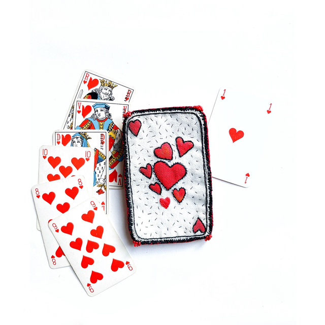 As de cœur original peint et brodé de fils et de perles