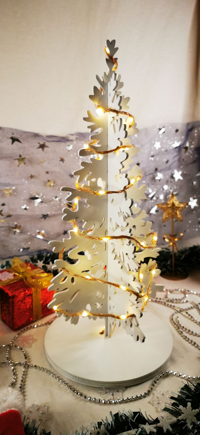Sapin de Noël avec guirlande