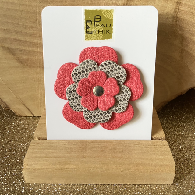 Broche fleur cuir