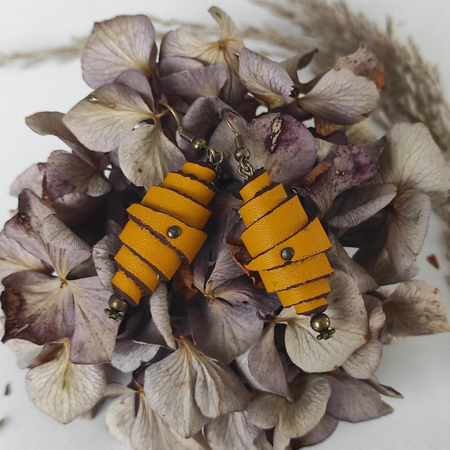 Boucles d&#039;oreilles Rouleaux en cuir 