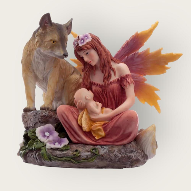 fée berçant un bébé avec un loup