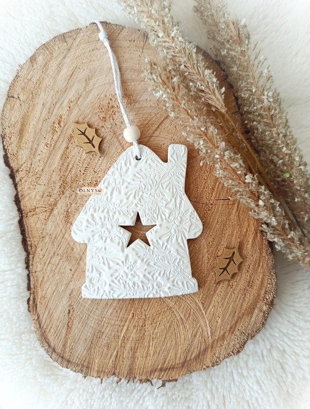 Décoration en argile /  Ornement de Noël ~ Maison (relief houx) 