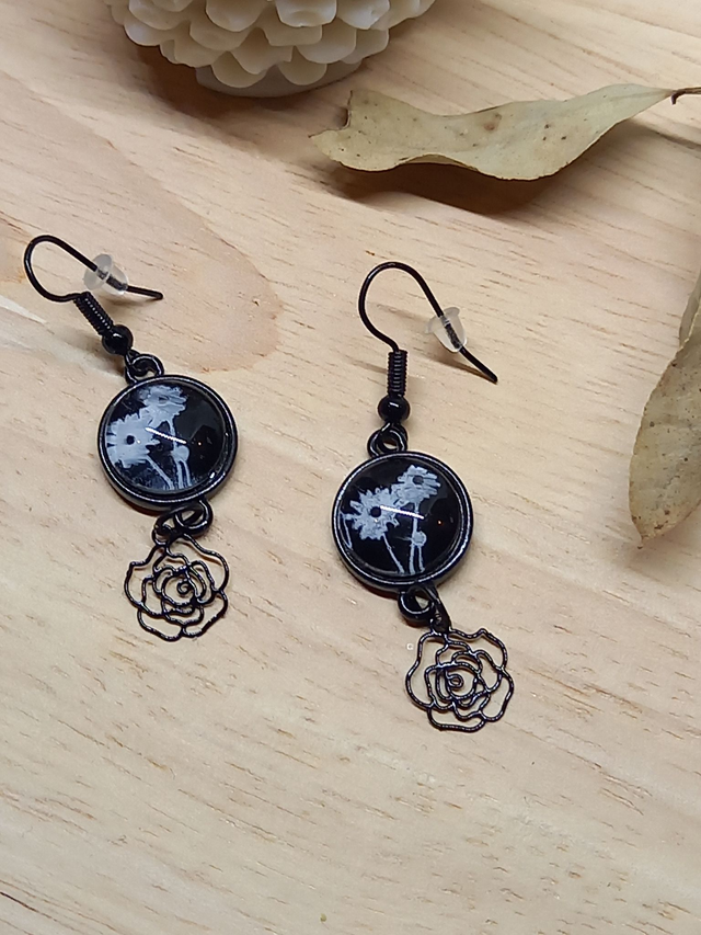 Boucles d&#039;oreilles Composition cabochon noir fleur