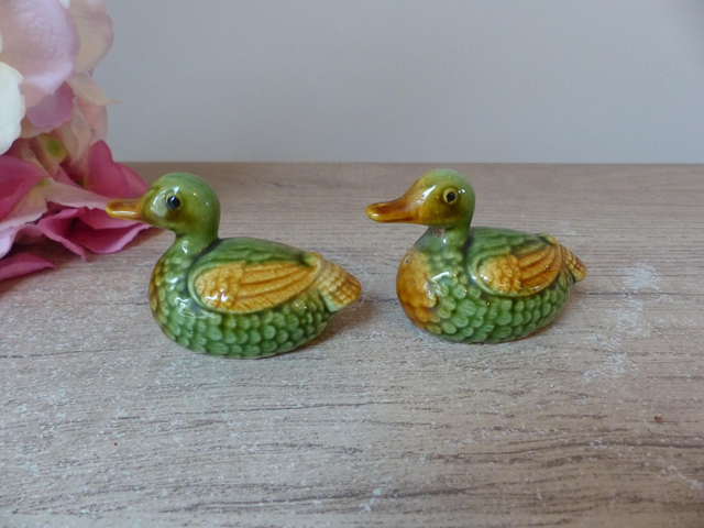 Ensemble salière et poivrière en forme de canards barbotine verts et jaunes, Canards décoration cuisine, canards shakers céramique vintage