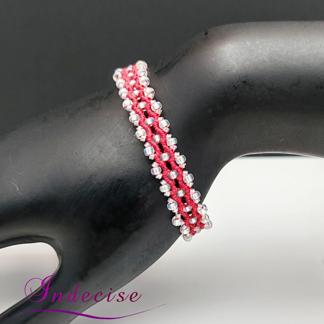Bracelet en macramé rouge et cristal avec fermoir aimanté - Création Indecise