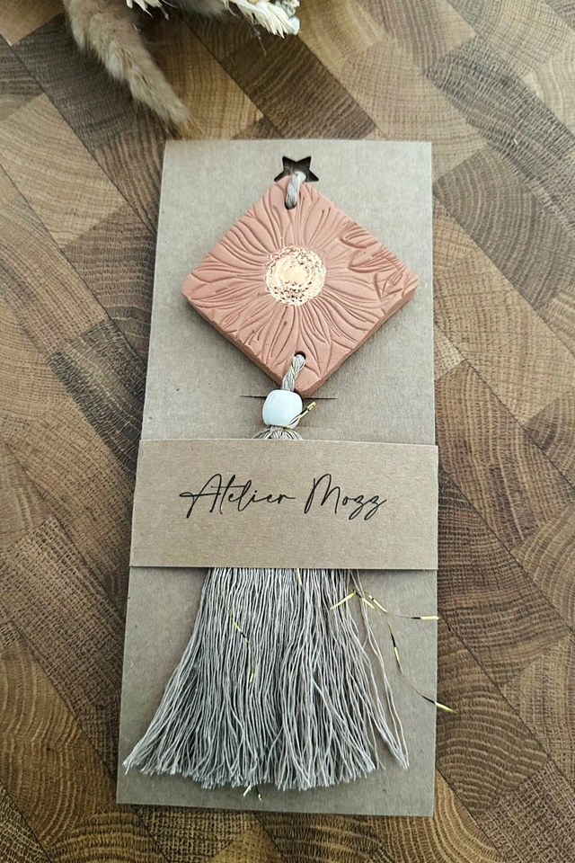 TERRACOTTA AURORE Suspension en argile pompon en macramé