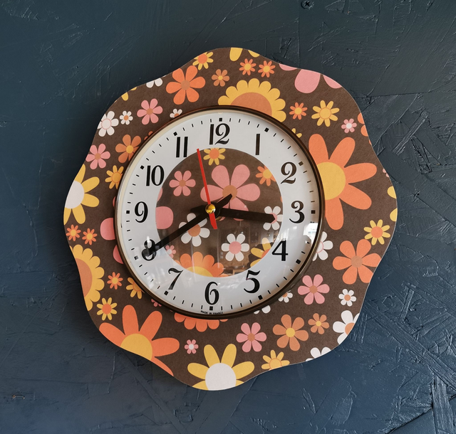 Horloge vintage pendule murale silencieuse fleur "Seventies"
