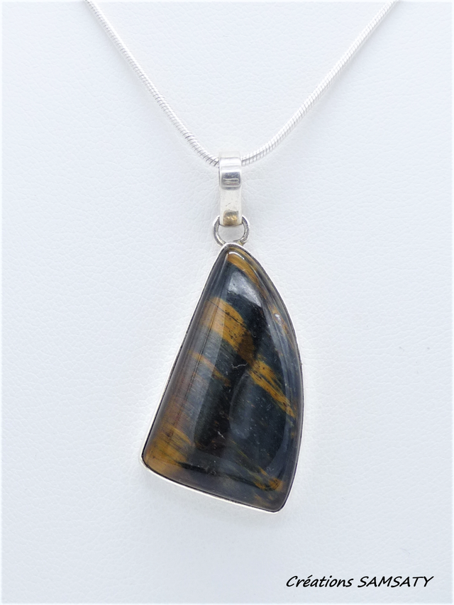 Pendentif en Œil de Faucon