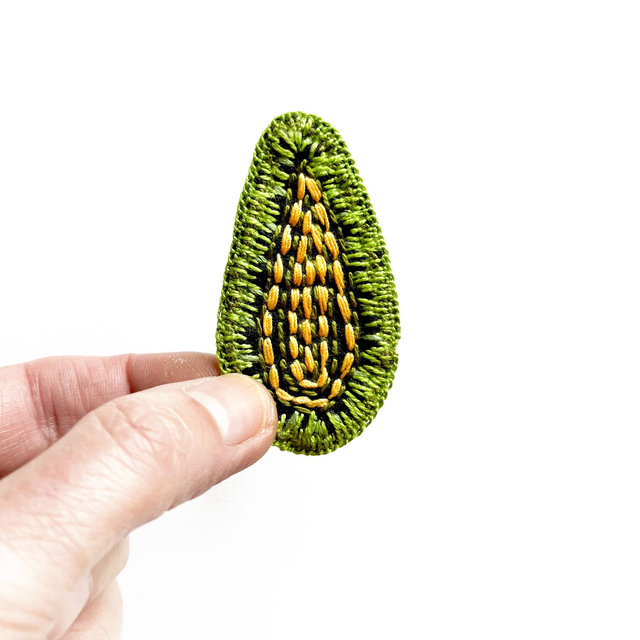 Broches peintes et brodées main (à choisir dans la liste)