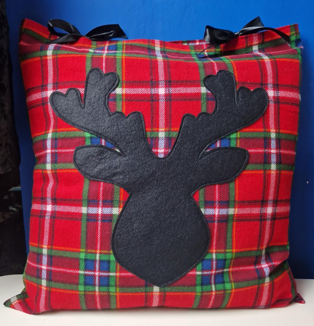 Cushion Checkered Reindeer