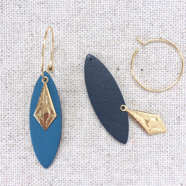 Boucles d’oreilles « Majeur » réversibles, dorées, cuir bleu canard/ bleu gris très foncé 