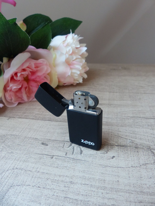Ancien Briquet Américain Zippo Noir en Métal Cadeau pour Fumeur Collection Vintage USA