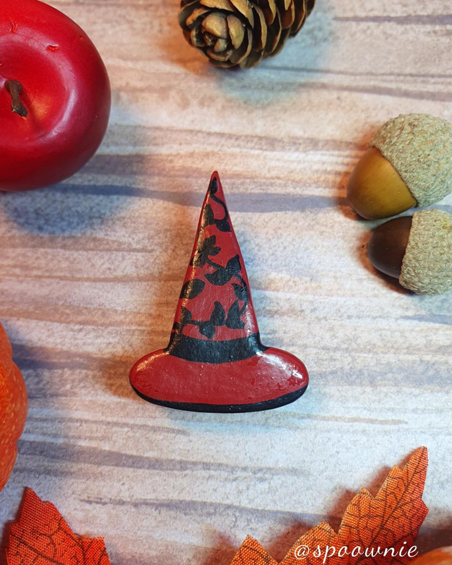 Pins Chapeau de Sorcière rouge