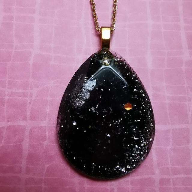 Pendentif noir