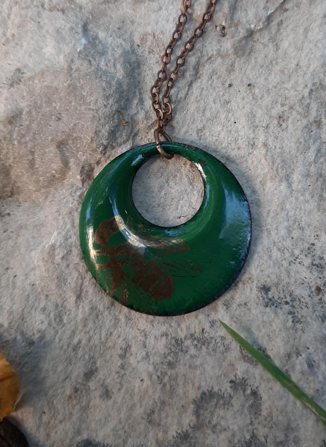 Pendentif vert abeille doré