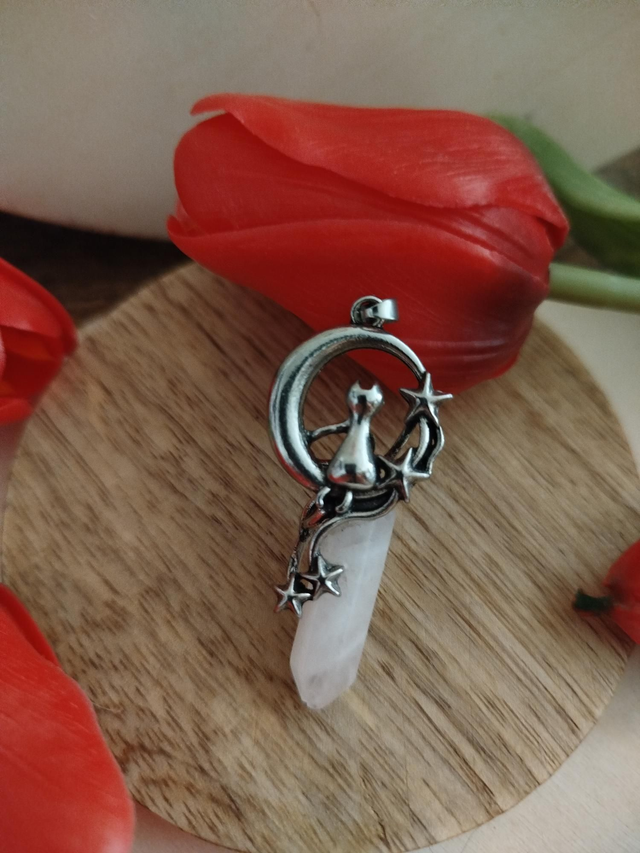 Pendentif Quartz Rose – Chat Lunaire &amp; Étoiles