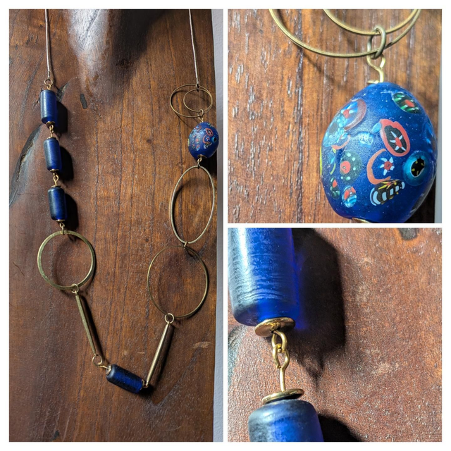 Sautoir verre "millefiori "bleu et verre mat , bronze, monté sur fil de lin réglable , pièce unique 