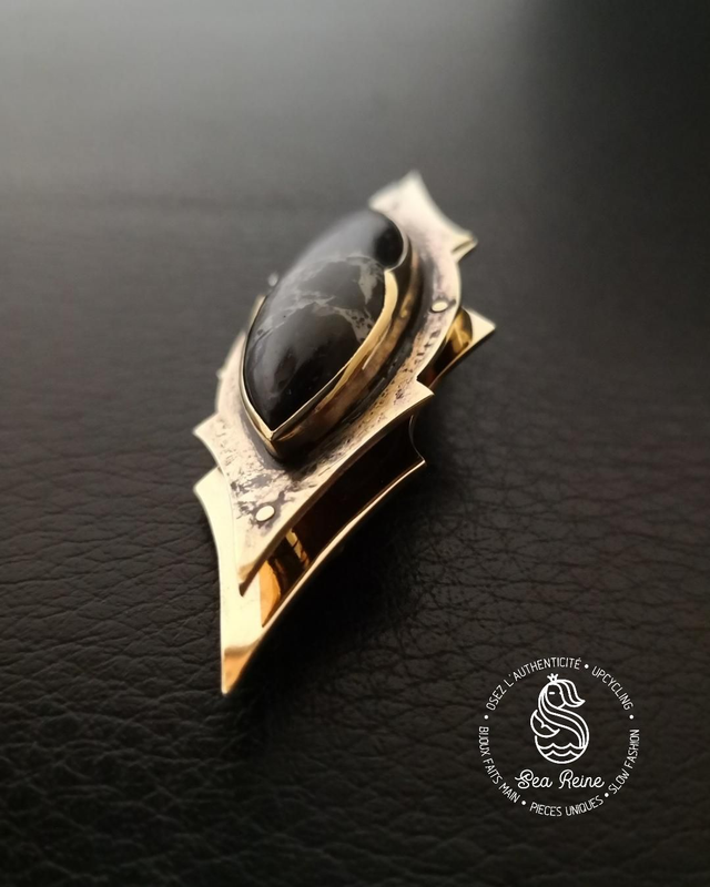 Broche claire obscur