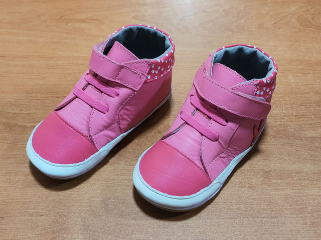 Chaussures rose neuve en 22