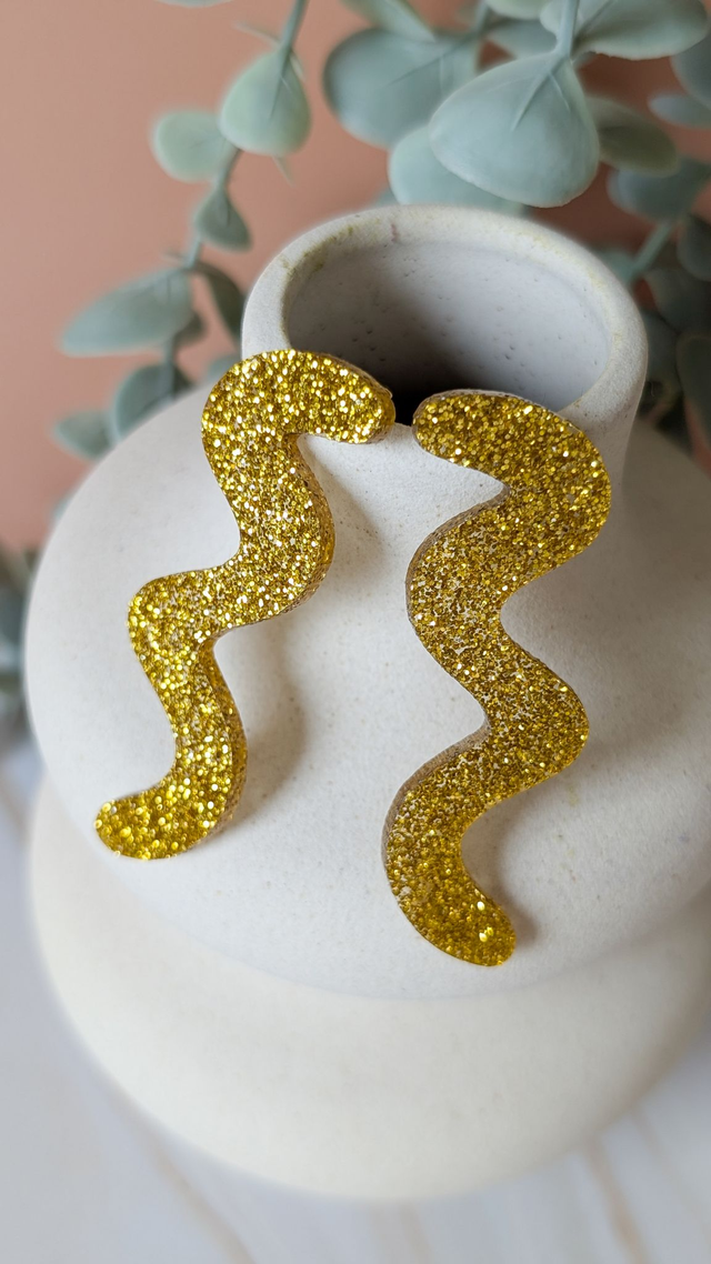 Boucles d&#039;oreilles dorées pailletées en plexi