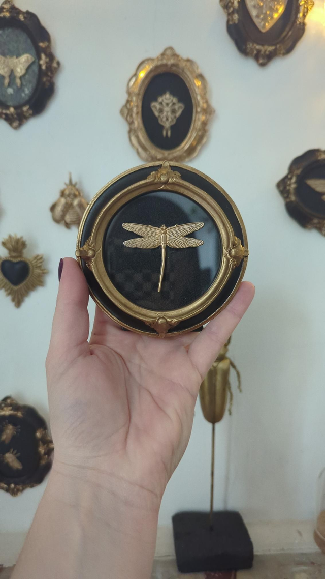 Cadre baroque rond doré et noir libellule 