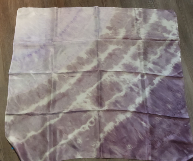 Carré de Soie mauve peint à la main