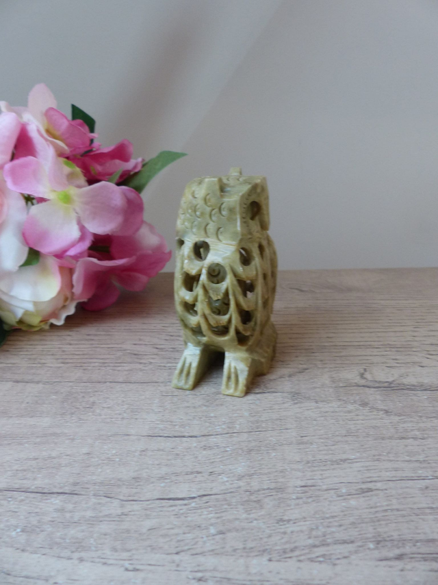 Sculpture hibou en pierre undercut fait main – figurine artisanale vintage avec bébé hibou sculpté à l’intérieur - objet d'art et symbolique