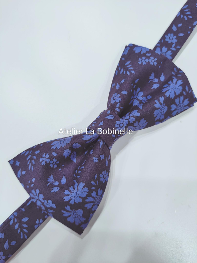 Noeud papillon bleu à fleurs 