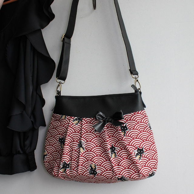 Sac à bandoulière fermeture zippée &quot;Manéki&quot; rouge blanc &amp; simili cuir noir