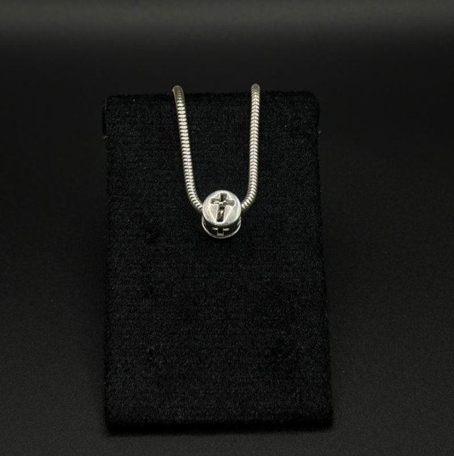 Berloque prata separador cruz vazada