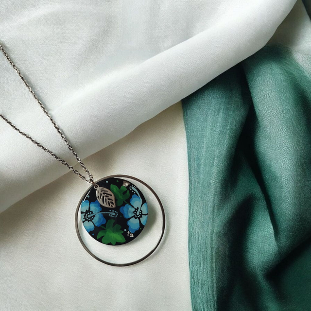 Collier dessiné Flora acier inoxydable bleu vert