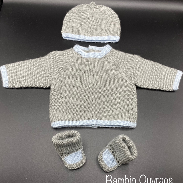 Ensemble bonnet, brassière et chaussons