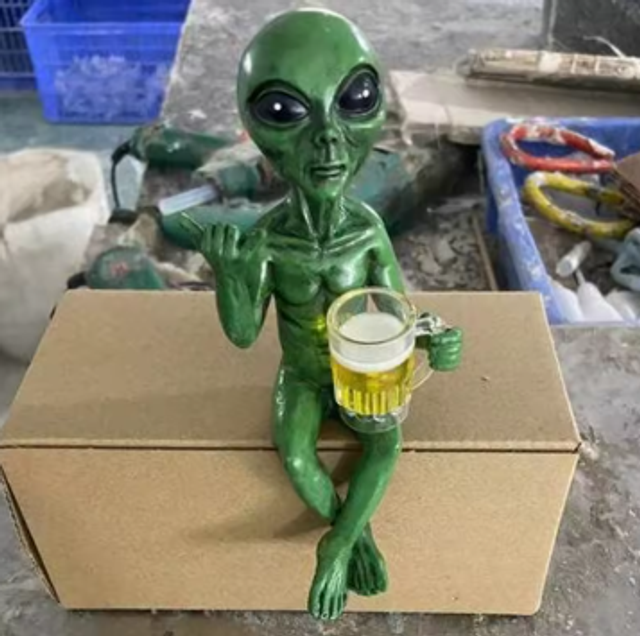 Luxe Alien beeldje bier drinkend groen (15cm)