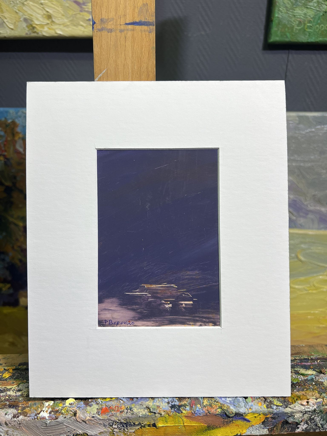 Fragment 37 „Nach dem Regen“ von Rostyslav Voronko, Öl auf Karton, 2024 – Landschaft in dunklen Blautönen mit hellem Horizont.