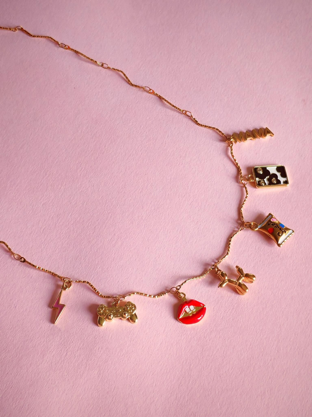 Collier fin ondulé à charms