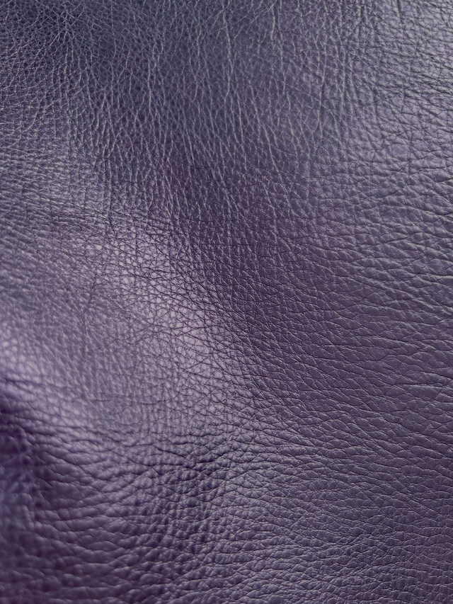 Chute de cuir bleu violet metallisé