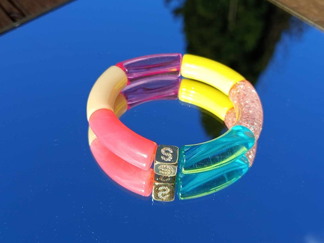 Bracelet perles tubes incurvées acrylique Anjali Gulabee Mithas