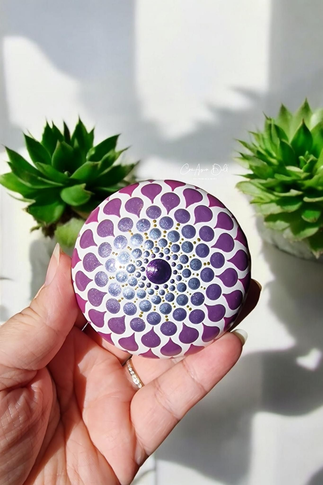 Pierre de méditation mandala violine nacrée et blanc– Peinte à la main